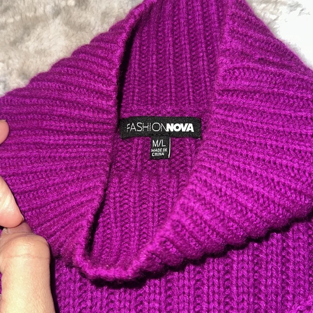 Fashion Nova used Fucsia sweater in good condition size M/L.